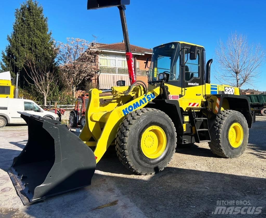 Komatsu WA 320 Колесни товарачи