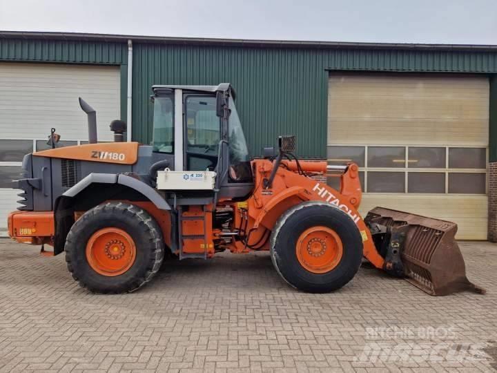 Hitachi ZW 180 Колесни товарачи