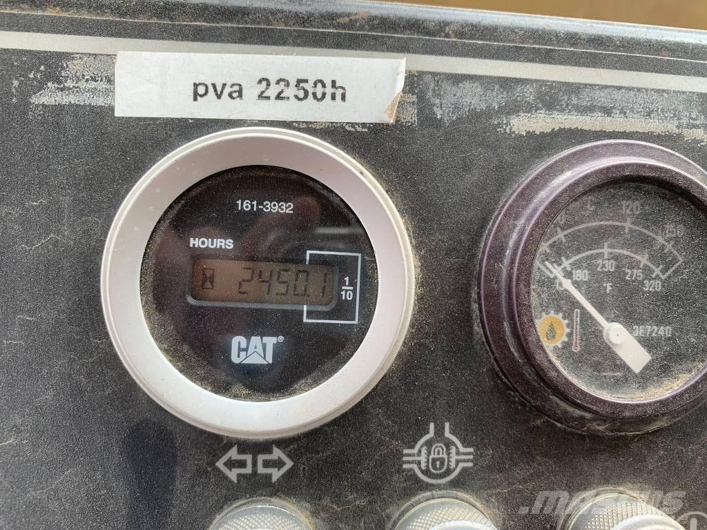 CAT PS 300 B Пневматични гумени  ролки
