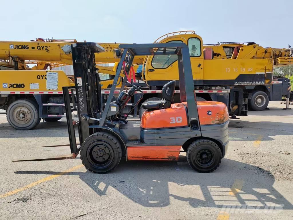 Toyota FD 30 Дизелови камиони