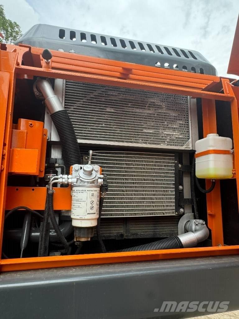 Develon DX 225 LCA Средни екскаватори 7т - 12т