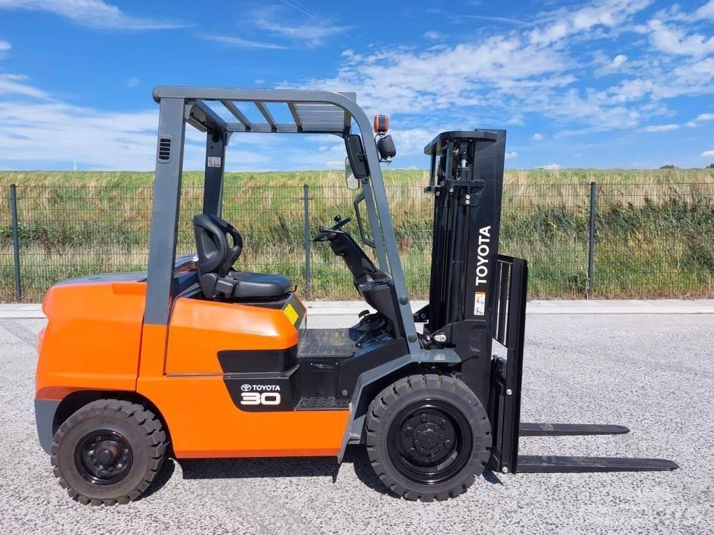 Toyota FDZN30 Дизелови камиони