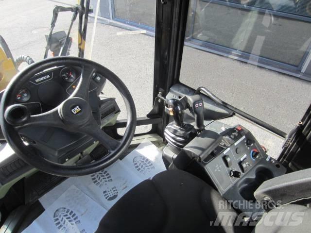 CAT 906 Колесни товарачи