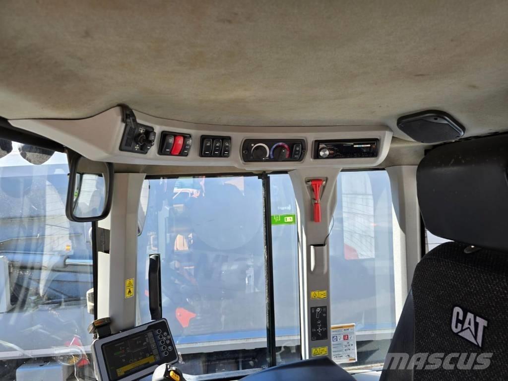 CAT 926M Колесни товарачи