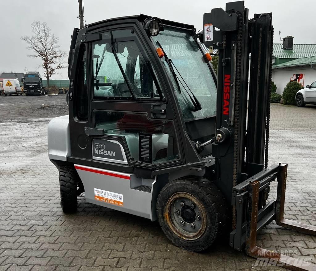 Nissan UG1D2A30LQ Камиони с АГУ