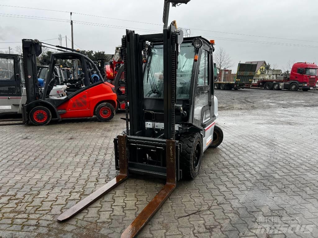 Nissan UG1D2A30LQ Камиони с АГУ
