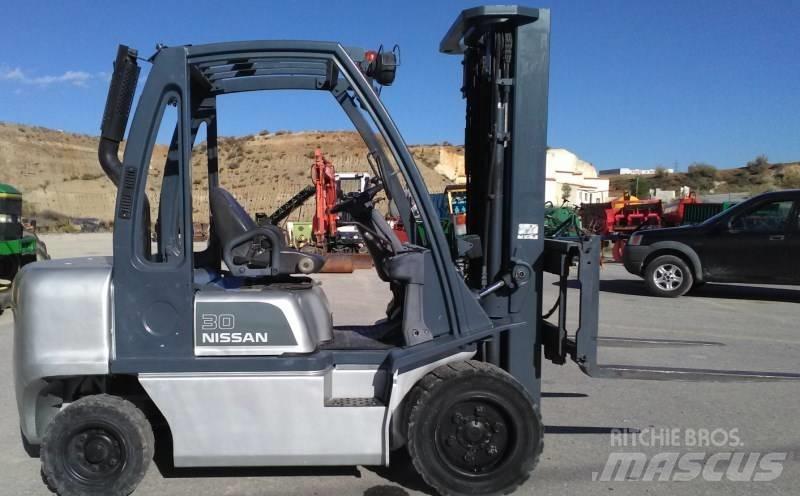 Nissan FGD02A30Q Дизелови камиони