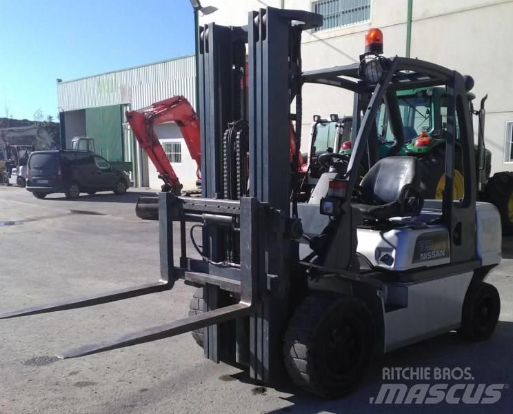 Nissan FGD02A30Q Дизелови камиони