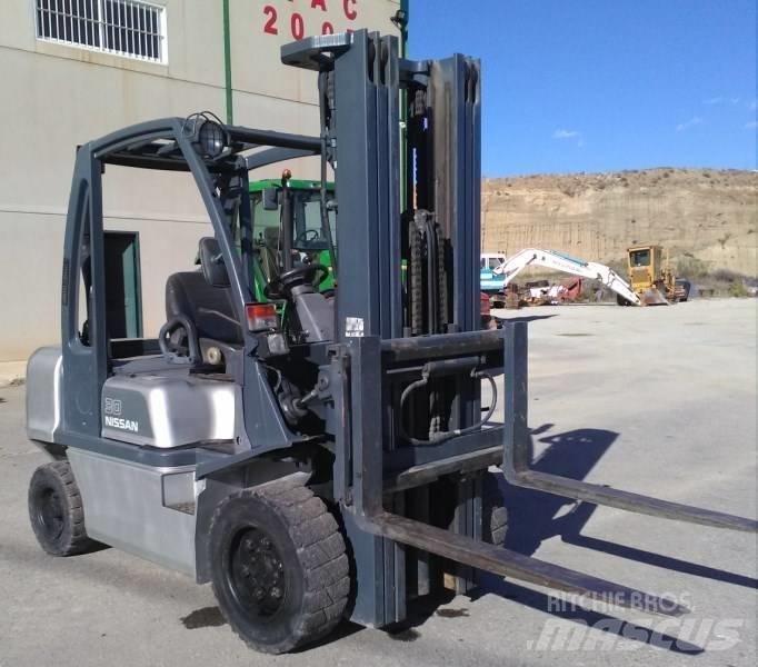 Nissan FGD02A30Q Дизелови камиони