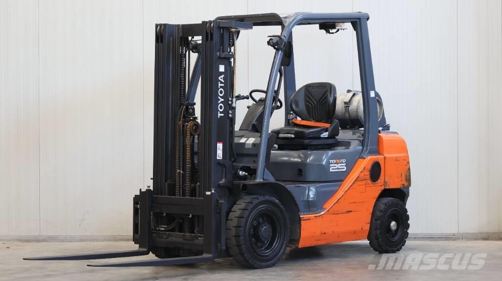 Toyota 02-8 FGF 25 Камиони с АГУ