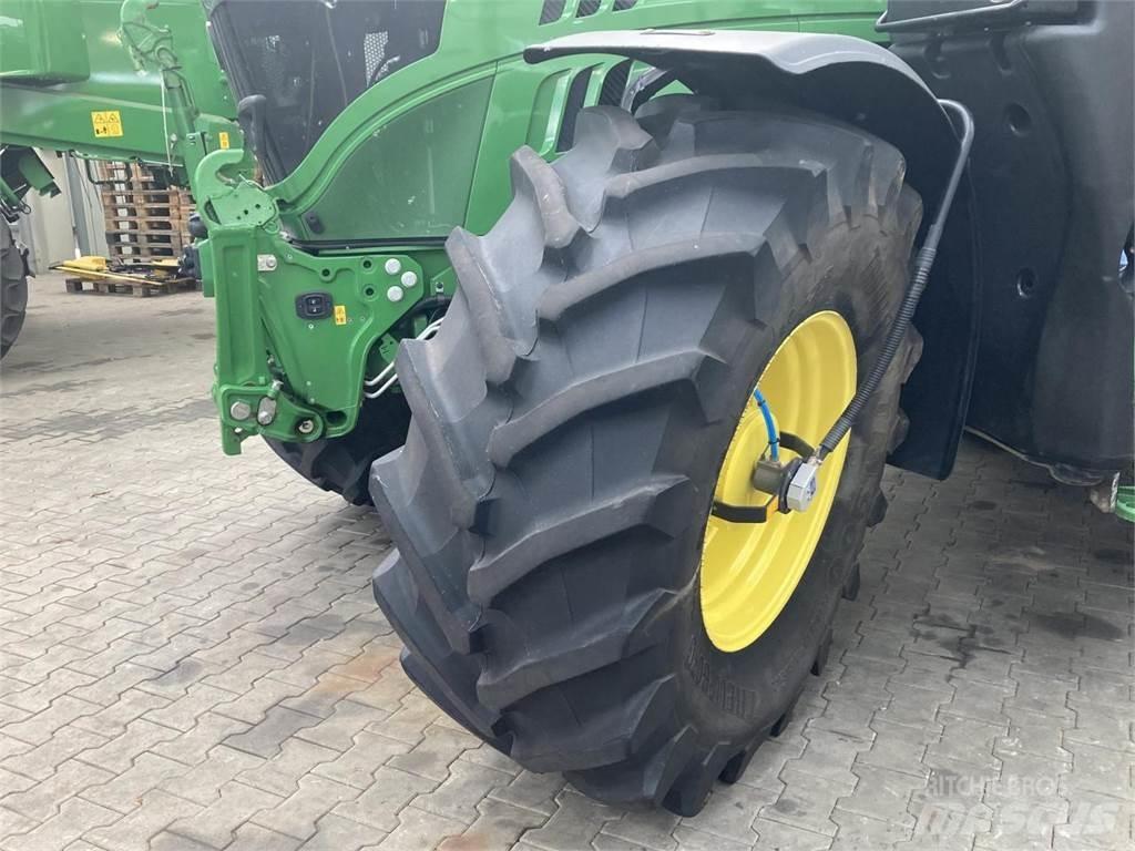John Deere 6215R Трактори