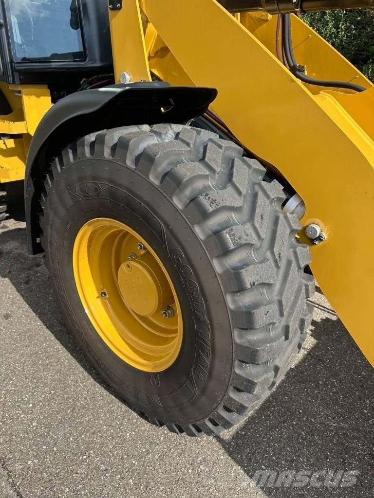 CAT 908 Колесни товарачи