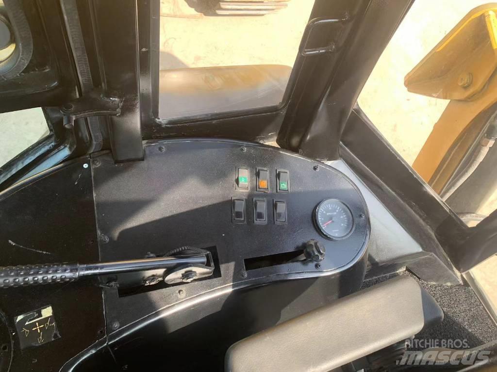 CAT 420 F2 Товарач със заден ексватор