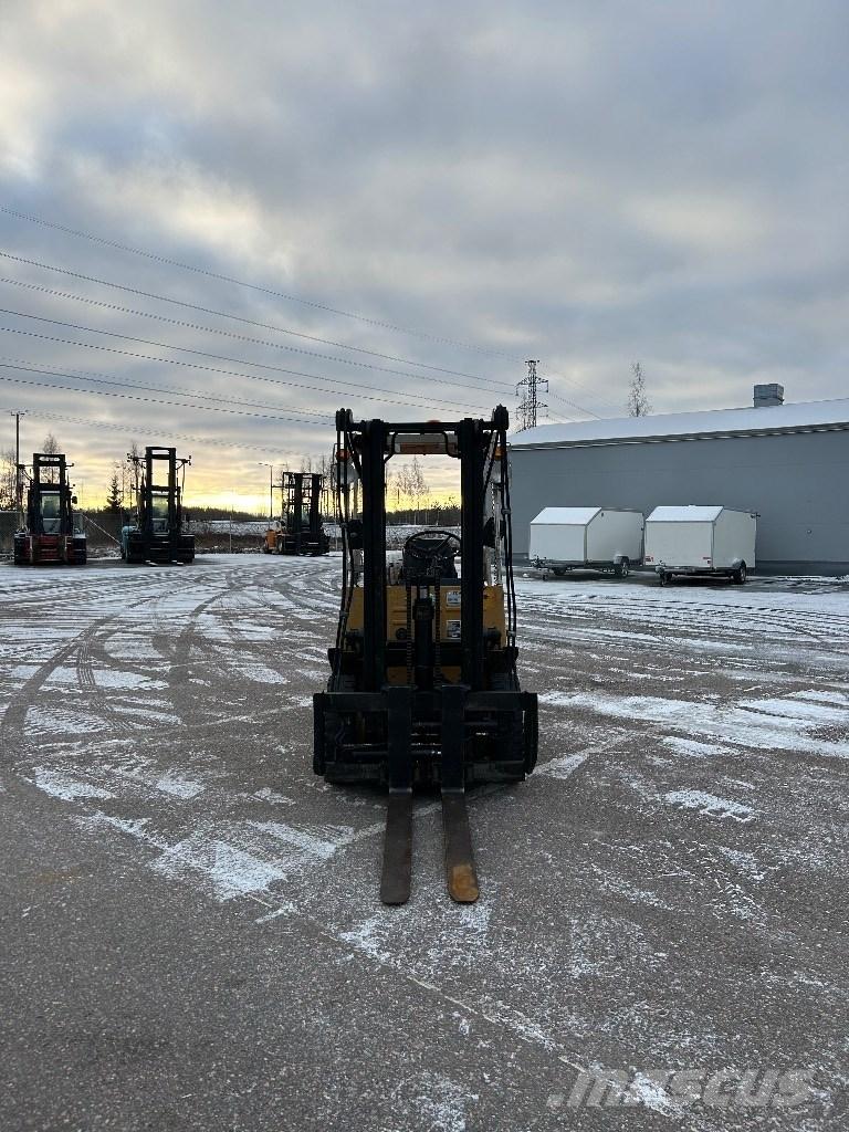 TCM FG 25 N2 Камиони с АГУ