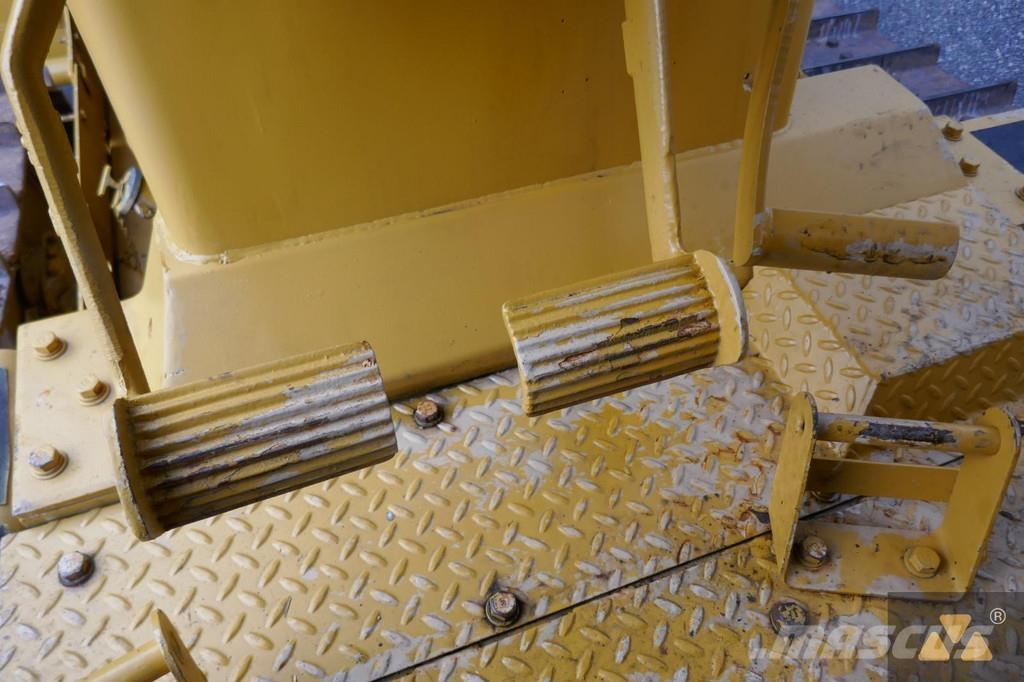 CAT D7G Ex-army Верижни булдозери
