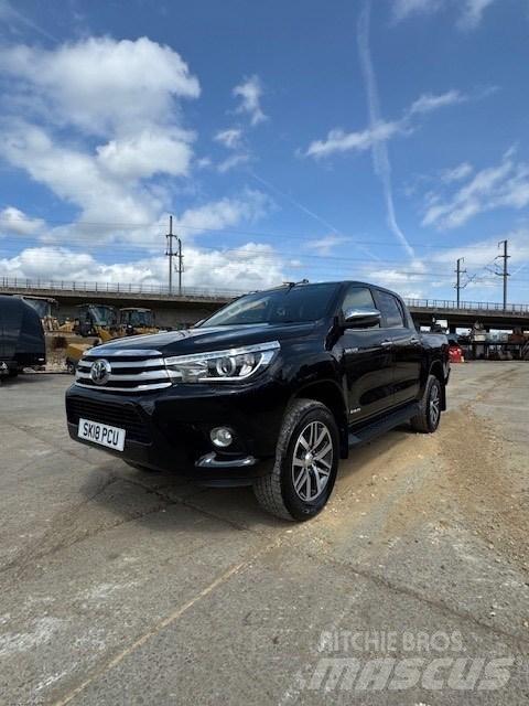 Toyota Hilux Пикапи