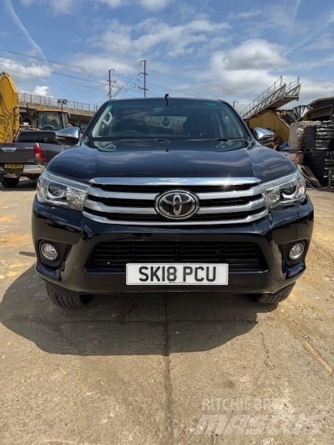 Toyota Hilux Пикапи