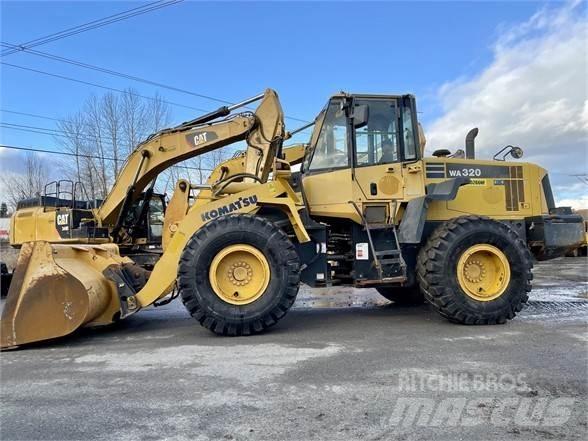 Komatsu WA320 Колесни товарачи