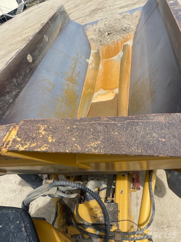 CAT 725 Дъмпери/моторни превозни средства