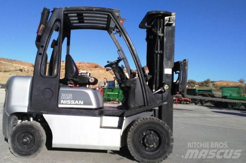 Nissan FD02A25Q Дизелови камиони