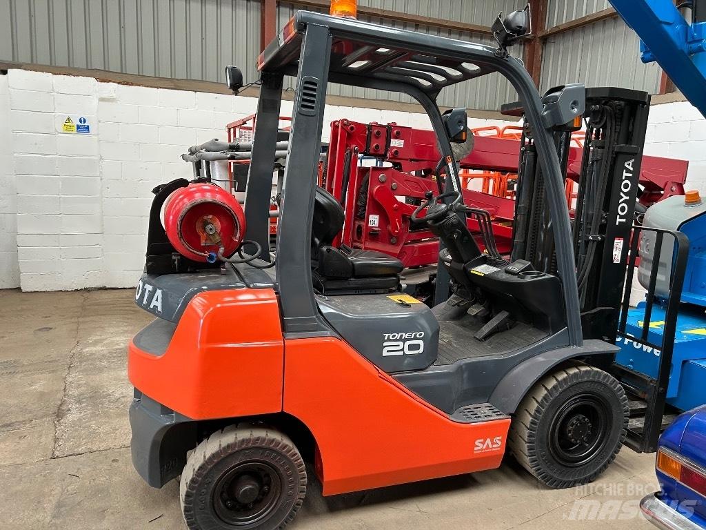 Toyota 02-8 FGF 20 Камиони с АГУ