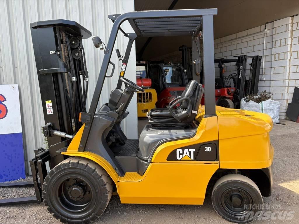 CAT DP30NT Дизелови камиони
