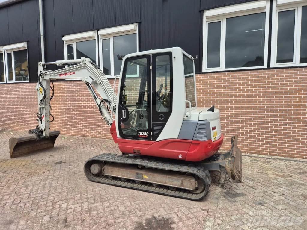 Takeuchi TB250 Мини екскаватори < 7 т