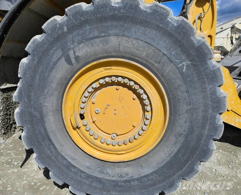 CAT 982 M Колесни товарачи