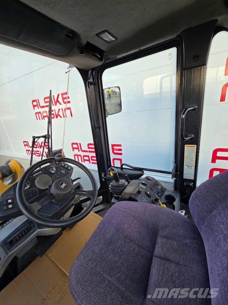 CAT 906 Колесни товарачи