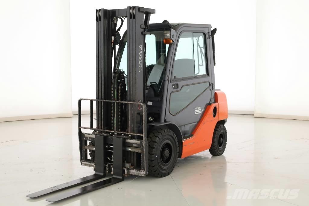 Toyota 02-8 FDF 25 Дизелови камиони