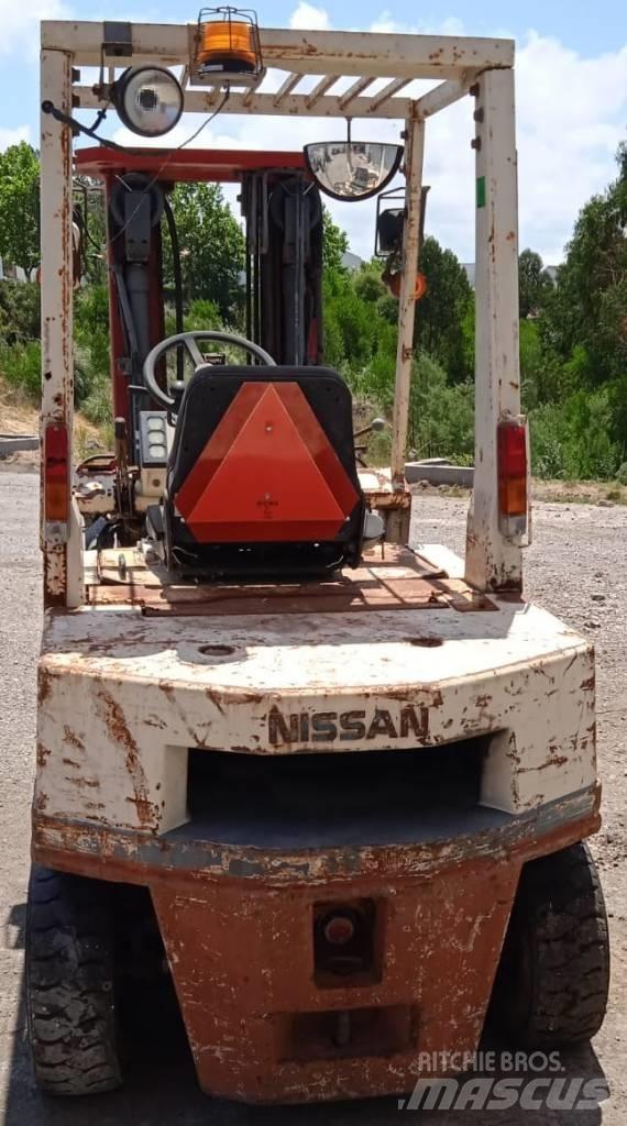 Nissan EH02A20U Дизелови камиони