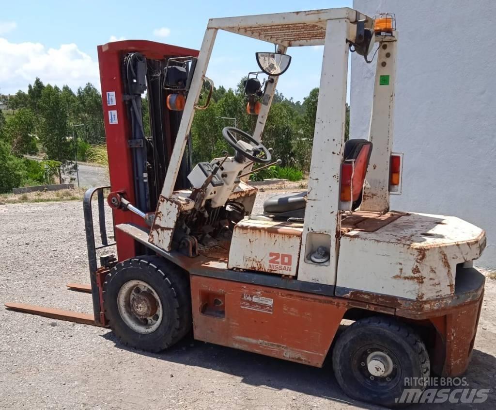 Nissan EH02A20U Дизелови камиони