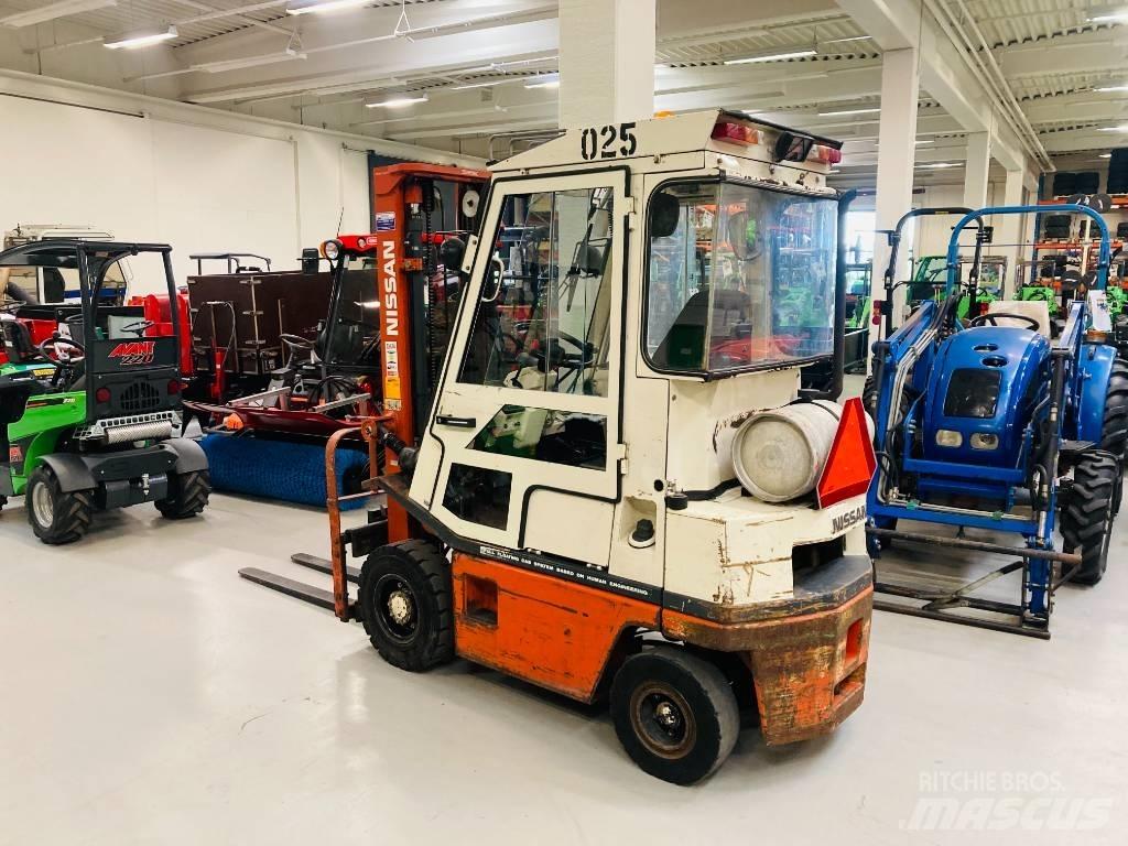 Nissan 25 Камиони с АГУ
