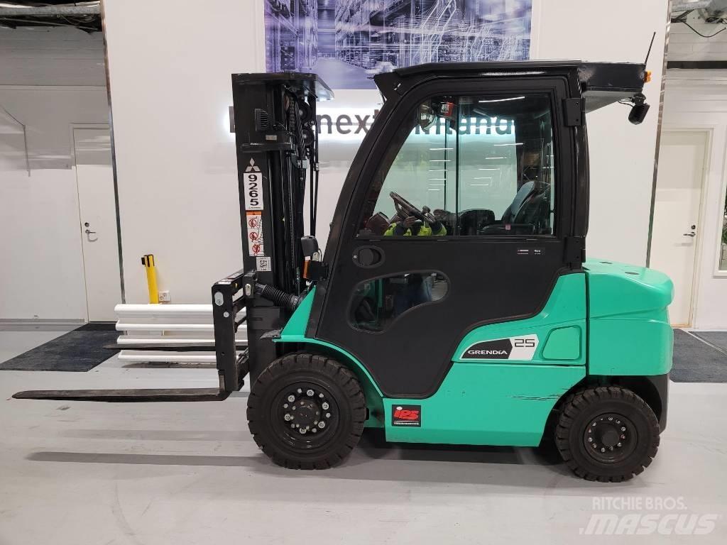 Mitsubishi FD25N3 Дизелови камиони