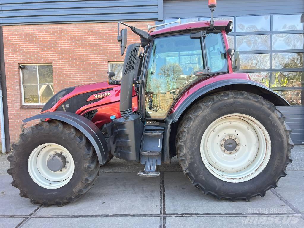 Valtra T 174 Versu Трактори