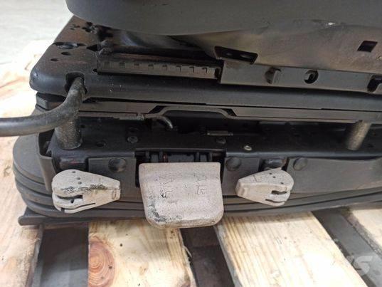 Valtra N 163 chair Кабина