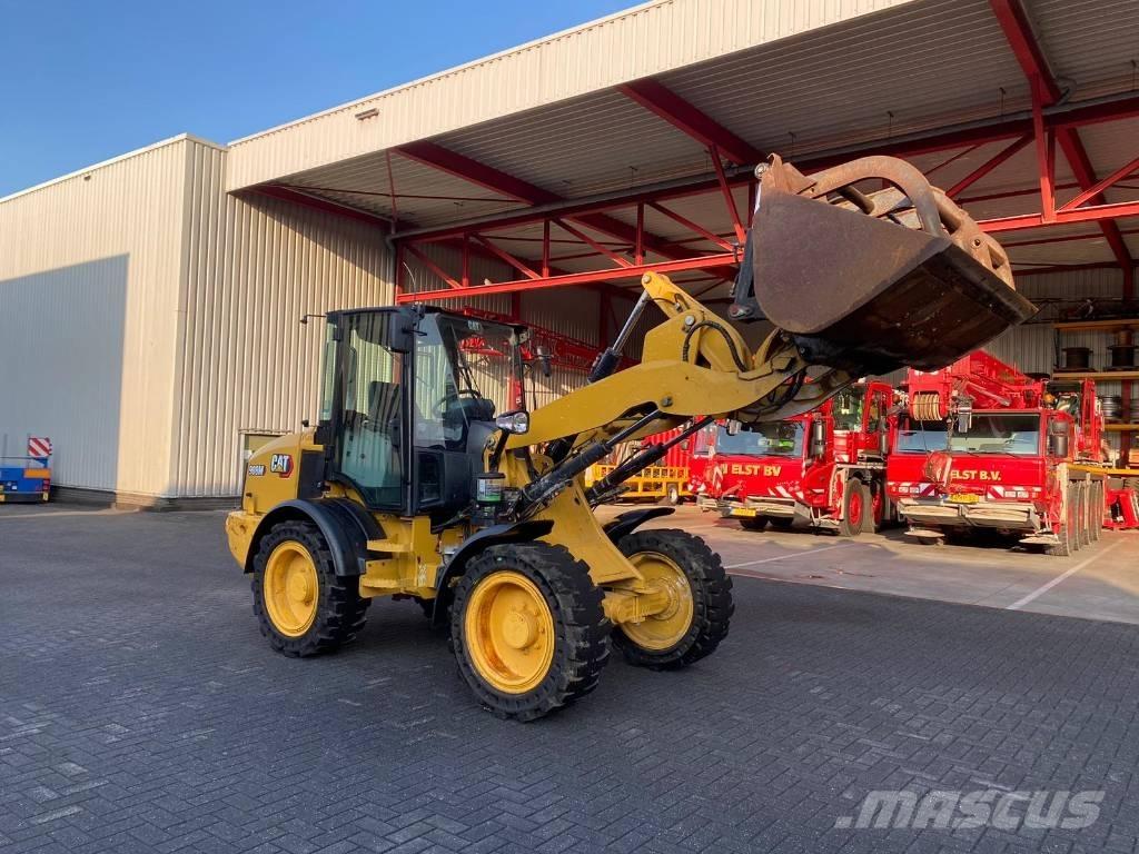 CAT 908M Колесни товарачи