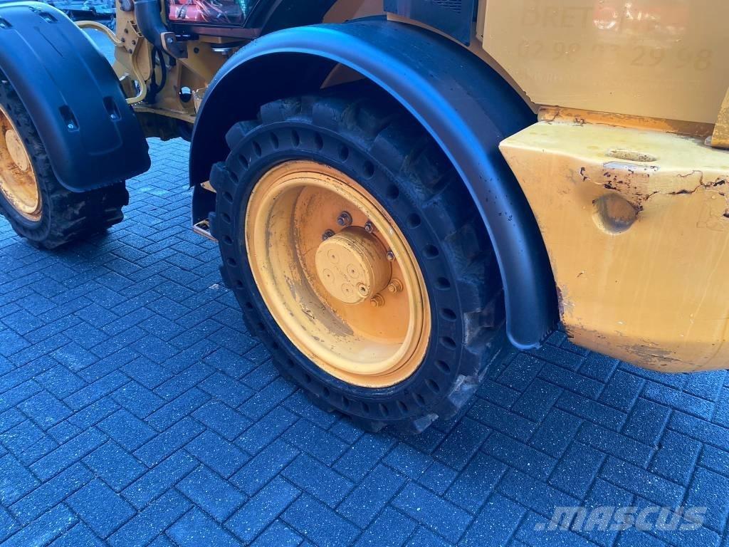 CAT 908M Колесни товарачи
