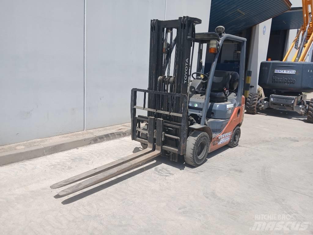 Toyota D02-8FG18 Камиони с АГУ