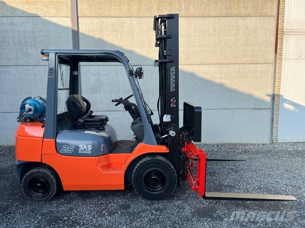 Toyota 42-7 FGF 25 Камиони с АГУ