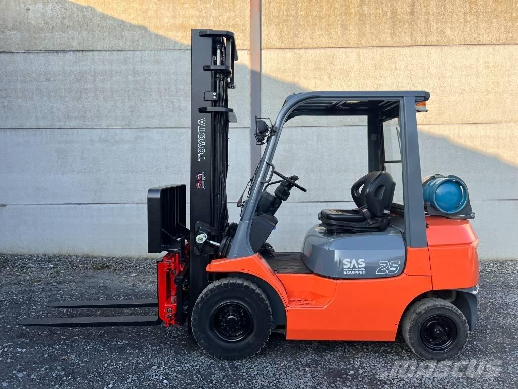 Toyota 42-7 FGF 25 Камиони с АГУ