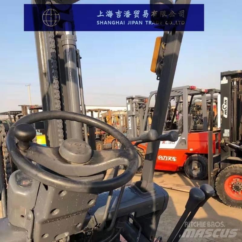 TCM FD 30 Дизелови камиони