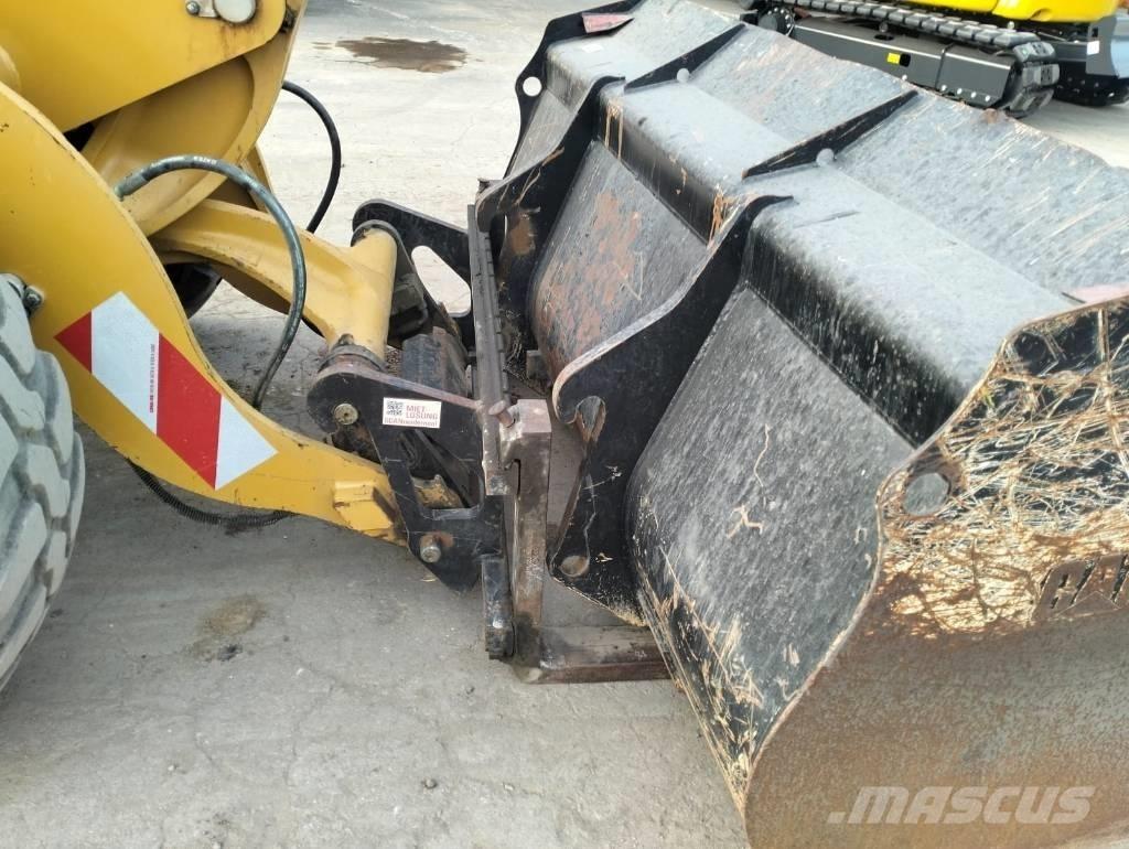 CAT 906M Колесни товарачи