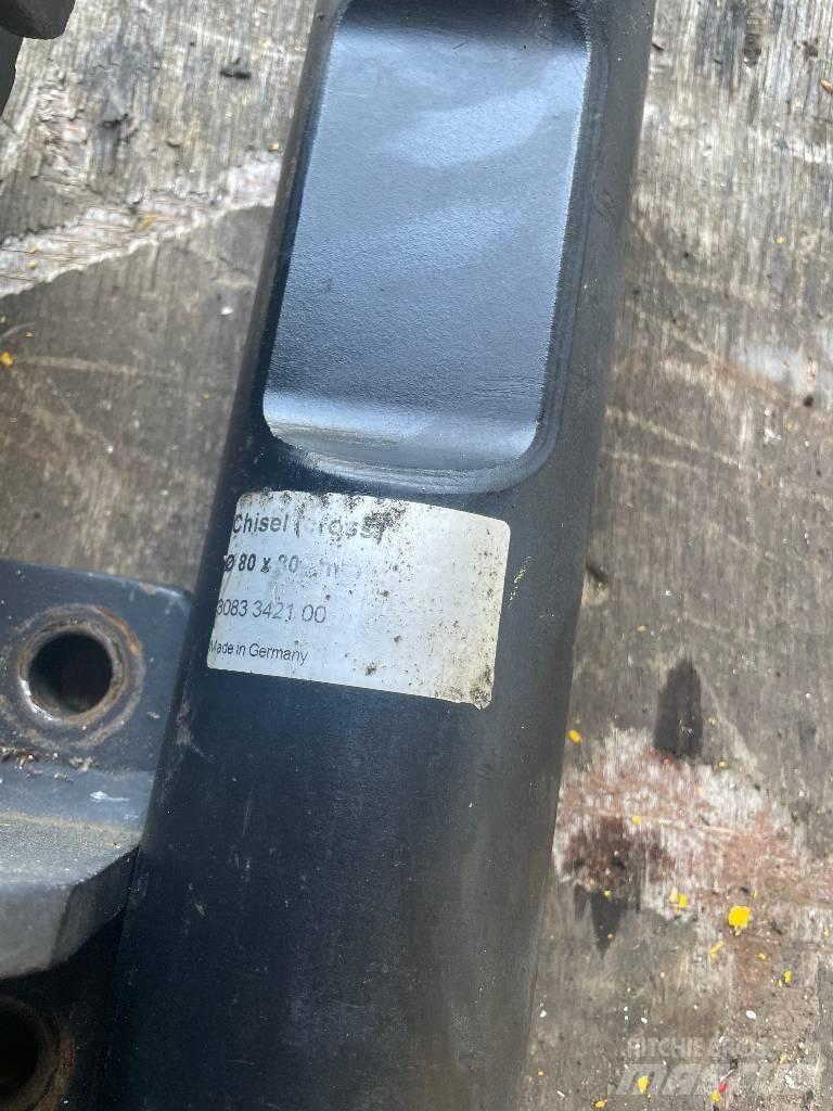 Atlas Copco SB 300 Чукове/Раздробители
