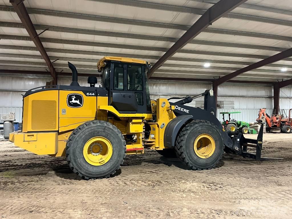 John Deere 644P Колесни товарачи