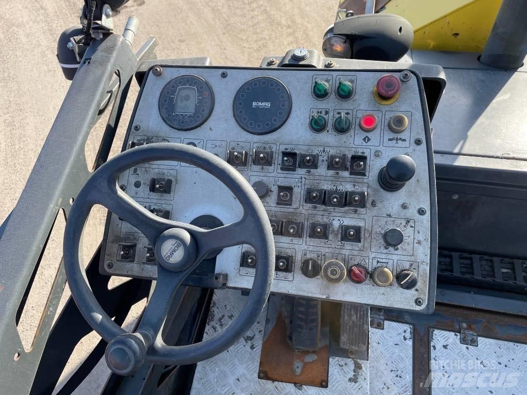 Bomag BF 300 P Машини за асфалт