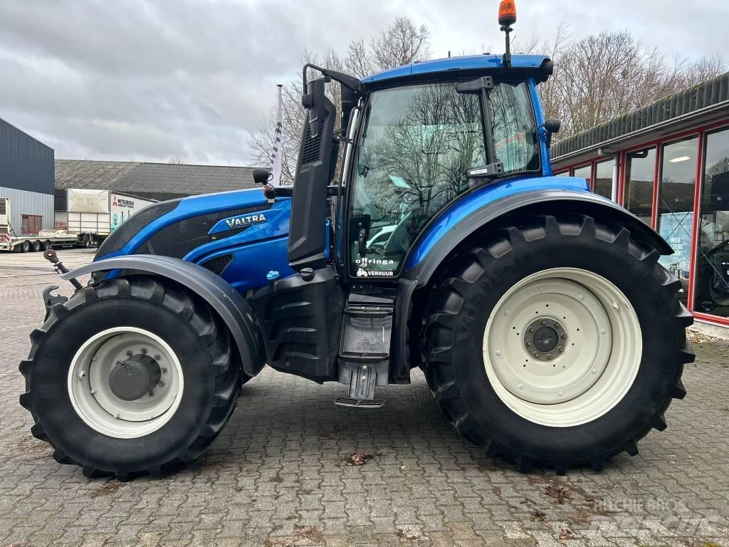 Valtra T 214 Versu Трактори