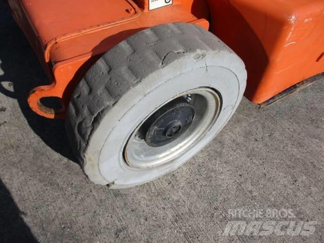 JLG E400AJP (817) Компактни самоходни стрелови подемници
