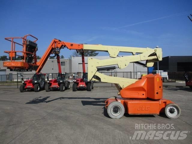 JLG E400AJP (817) Компактни самоходни стрелови подемници
