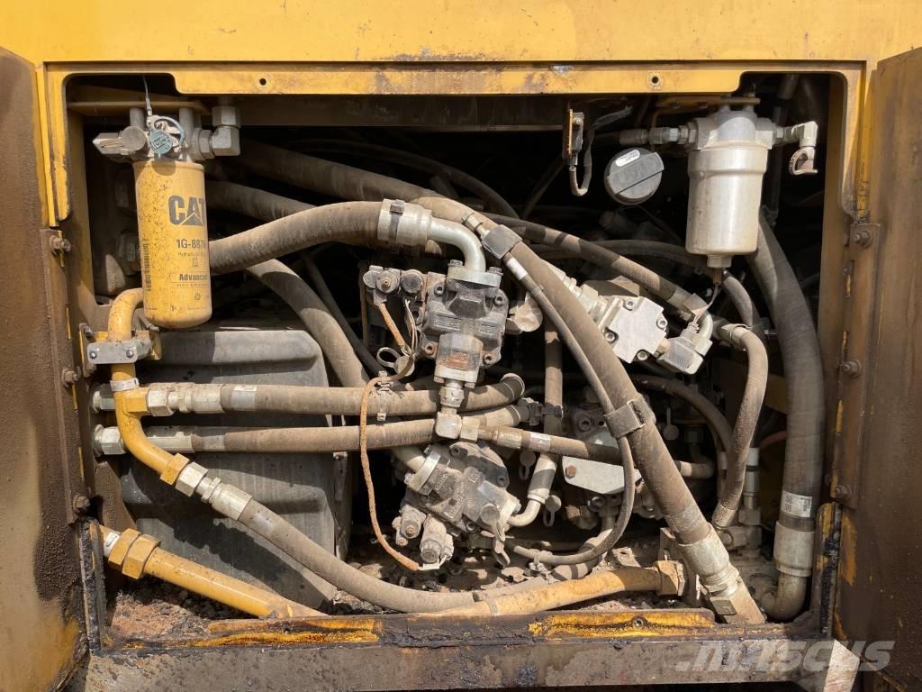 CAT AP555F Машини за асфалт